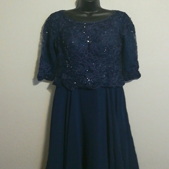 Gorgeous Navy Blue Gown in Sz L - Picture 2 of 4